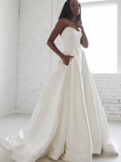 White A-Line Plus Size Wedding Dresses With Train Sleeveless Pockets Strapless Backless Satin Fabric Bridal Dresses Free Customization