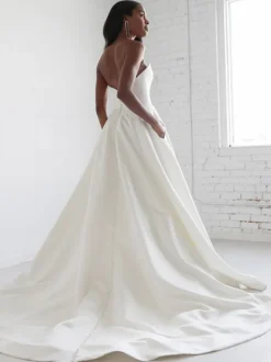 White A-Line Plus Size Wedding Dresses With Train Sleeveless Pockets Strapless Backless Satin Fabric Bridal Dresses Free Customization