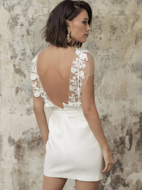 White Short Wedding Dresses Illusion Jewel Neckline Short Sleeves Sheath Lace Bows Cut-Outs Ruffles Bridal Dresses Free Customization