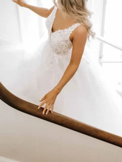 White Simple Lace Wedding Dress V-Neck Sleeveless Backless A-Line Bridal Dresses Free Customization