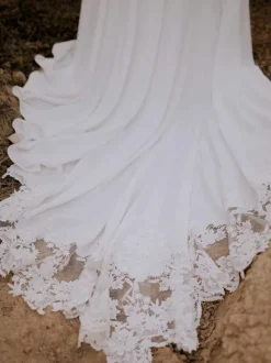 White Simple Wedding Dress A-Line V-Neck Stripes Neck Sleeveless Backless Lace Bridal Dresses Free Customization