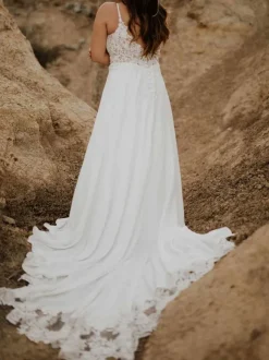 White Simple Wedding Dress A-Line V-Neck Stripes Neck Sleeveless Backless Lace Bridal Dresses Free Customization
