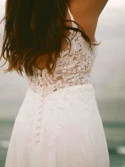 White Simple Wedding Dress A-Line V-Neck Stripes Neck Sleeveless Backless Lace Bridal Dresses Free Customization