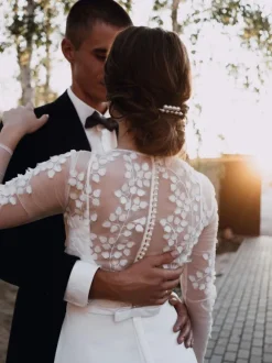 White Simple Causal Wedding Dress A-Line Illusion Neckline Long Sleeves Pearls Train Satin Fabric Lace Bridal Gowns Free Customization