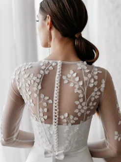 White Simple Causal Wedding Dress A-Line Illusion Neckline Long Sleeves Pearls Train Satin Fabric Lace Bridal Gowns Free Customization