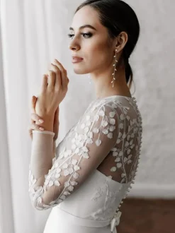 White Simple Causal Wedding Dress A-Line Illusion Neckline Long Sleeves Pearls Train Satin Fabric Lace Bridal Gowns Free Customization